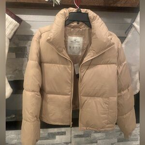 NWT. Hollister puffer jacket in a tan/taupe color XL